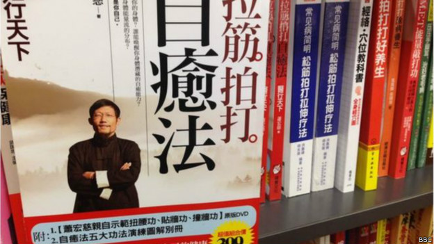 La polémica terapia china que dice que uno se puede curar golpeándose