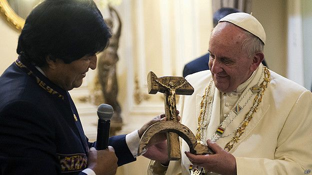 Bolivia: la historia detrás del "crucifijo comunista" que Evo Morales le regaló al papa Francisco
