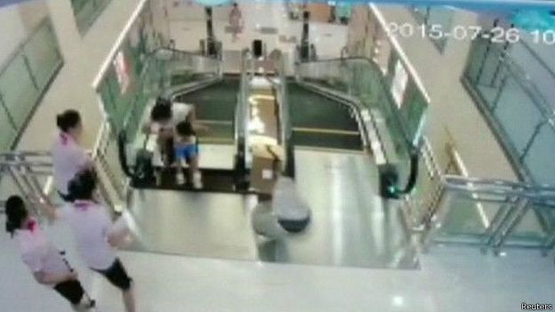 La mujer que murió salvando a su hijo de una escalera mecánica