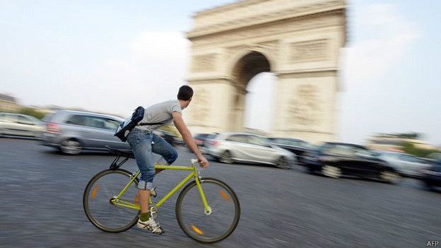 La ciudad que permite a los ciclistas saltarse la luz roja del semáforo