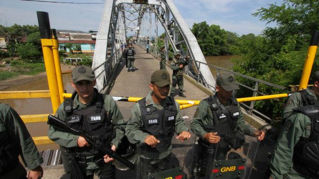 Por qué las cañerías de la frontera de Venezuela huelen a gasolina