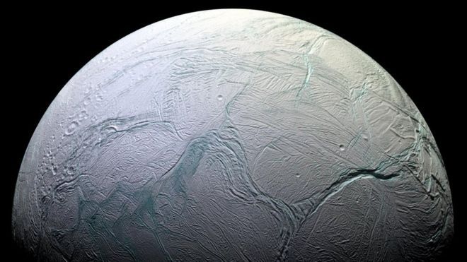 El océano gigantesco escondido dentro de Encélado, una de las lunas de Saturno