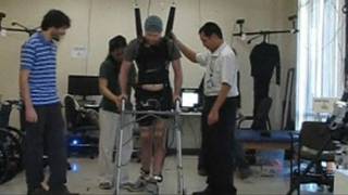 El parapléjico que logró caminar con un lector cerebral y electrodos en las rodillas