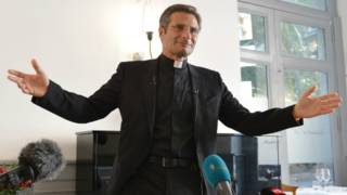 "La Iglesia ha convertido en un infierno la vida de los gays": la explosiva carta de renuncia del sacerdote Krysztof Charamsa