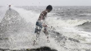 Miles de evacuados y casas destruidas tras la llegada del tifón Koppu a Filipinas