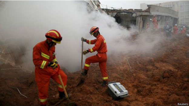 22 edificios se derrumban por alud en un parque industrial del sur de China