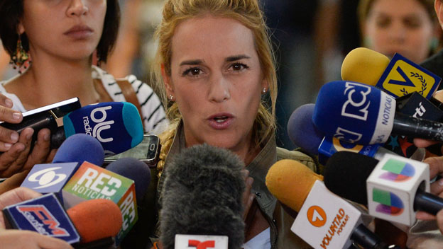 Venezuela: Lilian Tintori, esposa de Leopoldo López, denuncia que la "hicieron desnudar" durante visita a su marido en la cárcel