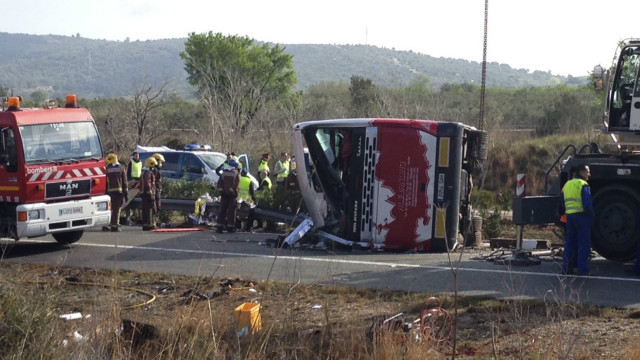 Al menos 14 muertos en un choque de un autobús de estudiantes en España