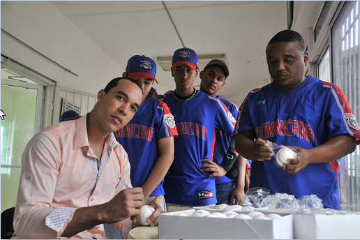Ubaldo Jiménez reconocido en el Clásico Scotiabank de Pequeñas Ligas