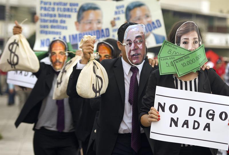Unas 400 personas protestan en El Salvador contra la corrupción