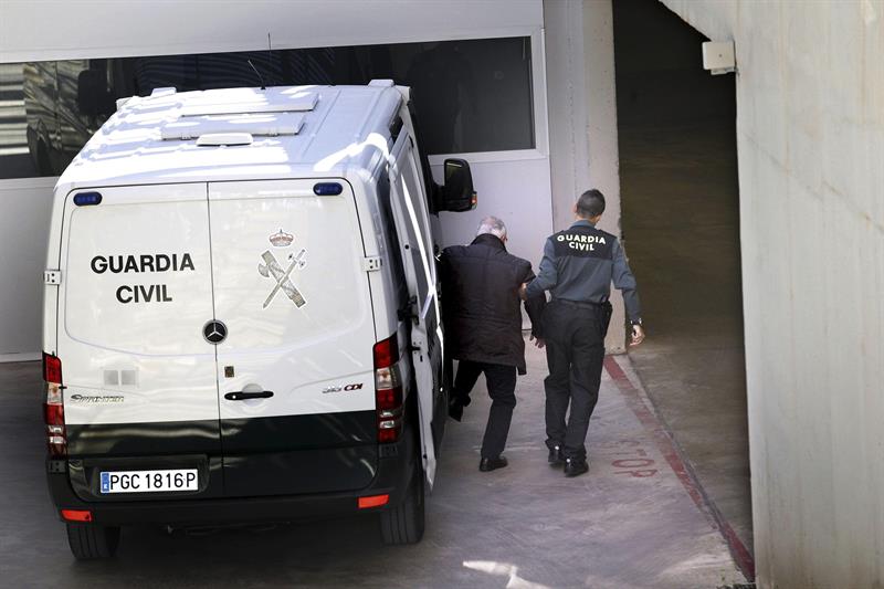 Registran sede del principal partido de Cataluña por sospecha de corrupción; arrestan tesorero