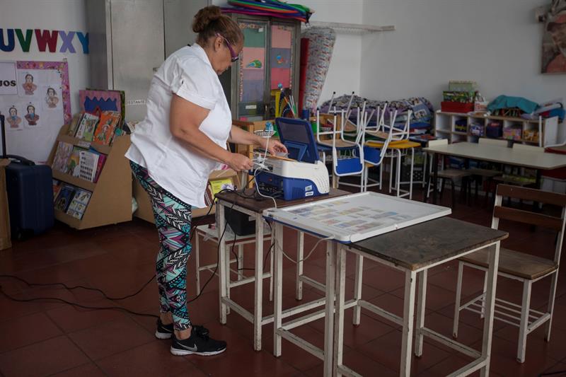 Abren los colegios electorales en Venezuela para renovar el Parlamento