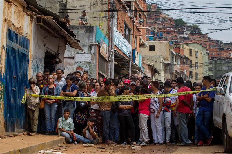 Opositores venezolanos marchan hacia episcopado para honrar a los muertos