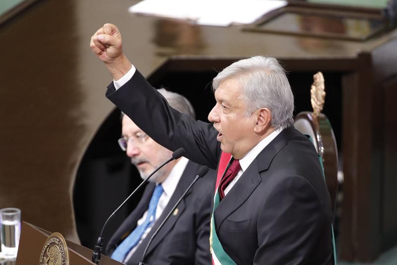 López Obrador, encumbrado presidente en el Congreso que lo juzgó hace 13 años