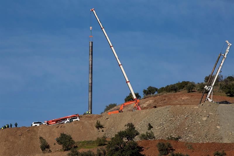 El rescate del niño caído a un profundo pozo supone 