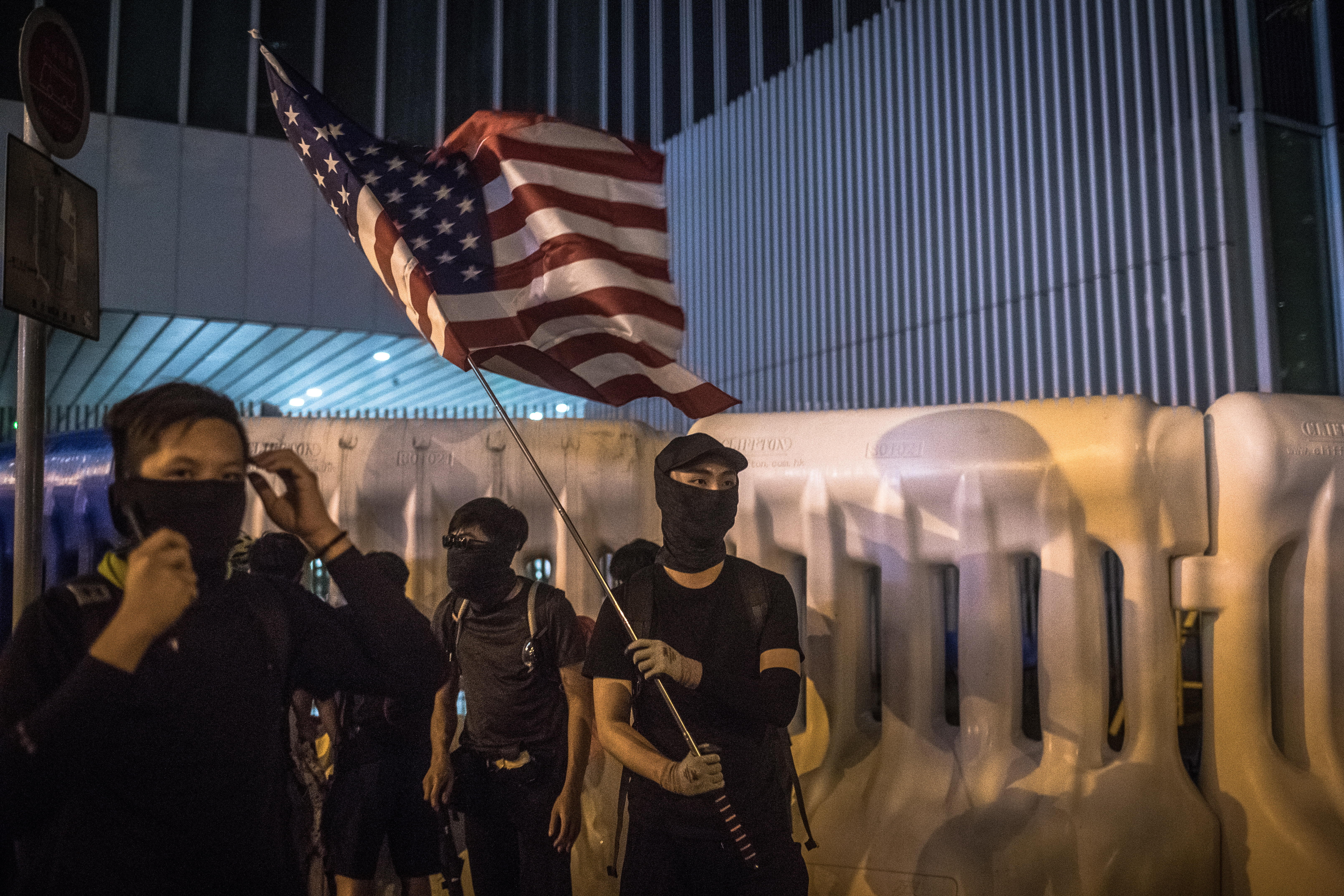 Trump advierte a China que violencia en Hong Kong repercutirá en acuerdo comercial