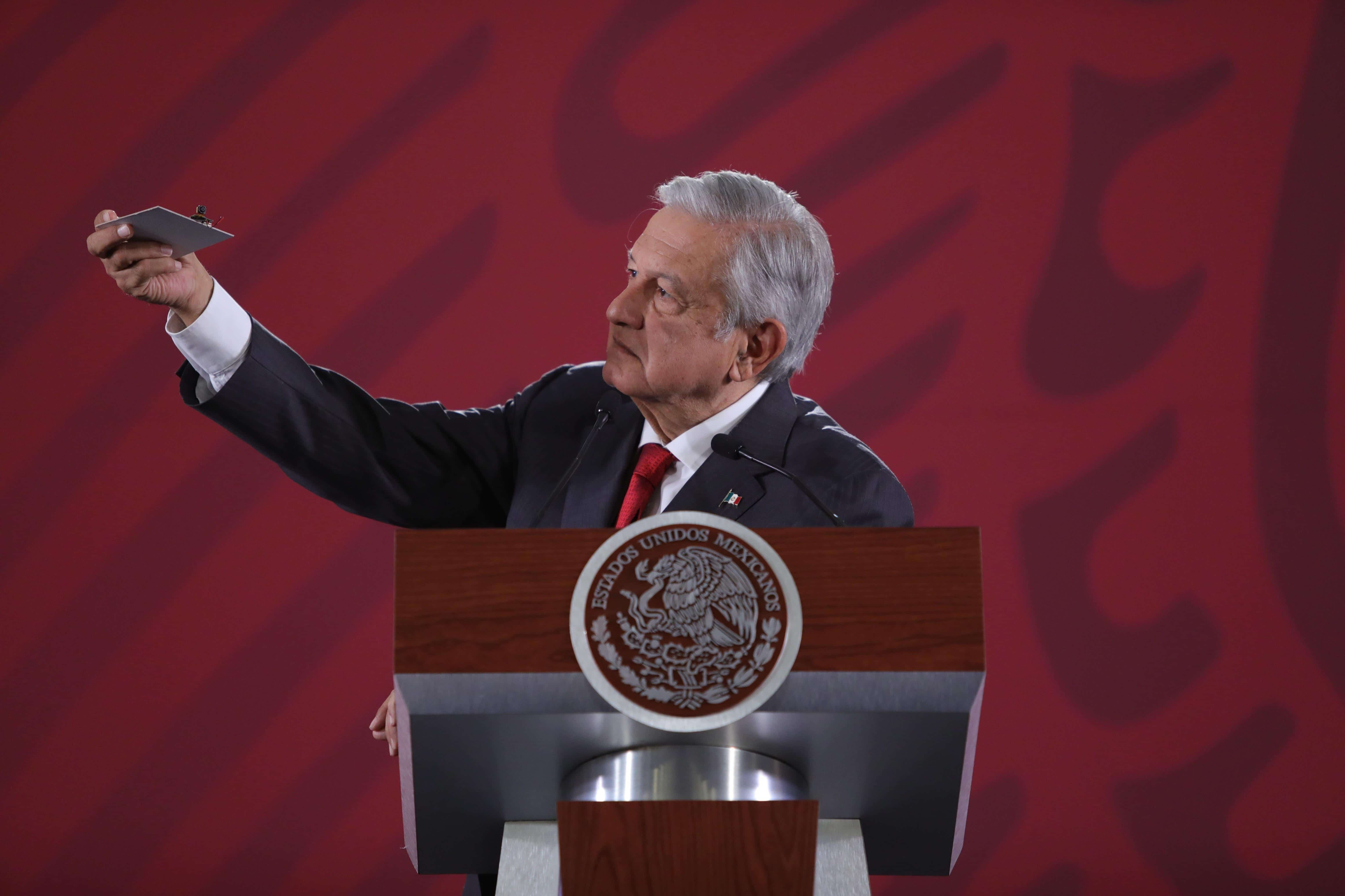 López Obrador muestra cámara espía hallada en el Palacio Nacional de México