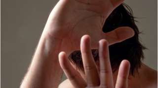 Más allá de los arañazos y las bofetadas: confesiones de hombres maltratados por sus parejas