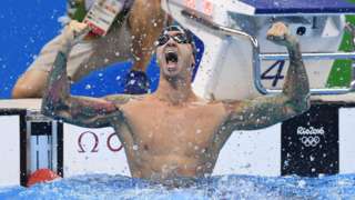 Intentó suicidarse, tocó en una banda de rock y vendió una medalla de oro olímpica: la impresionante historia del campeón de natación de mayor edad de la historia