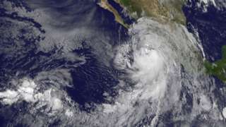 La tormenta Newton se convierte en huracán y se aproxima a la costa oeste de México