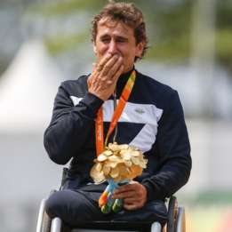 La inspiradora historia de Alex Zanardi, el italiano que celebra oro en los Paralímpicos el mismo día en que perdió ambas piernas hace 15 años