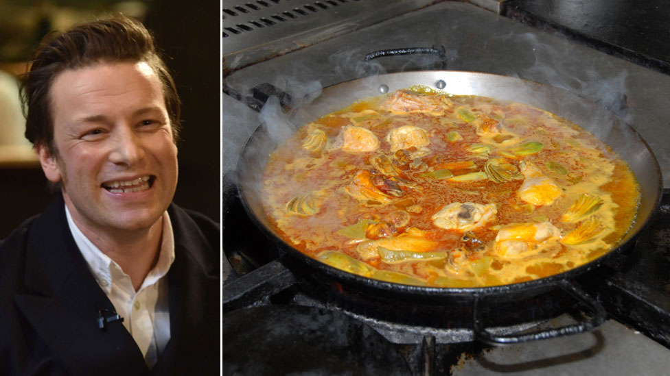 La extraña receta de "paella" que se le indigestó al chef británico Jamie Oliver