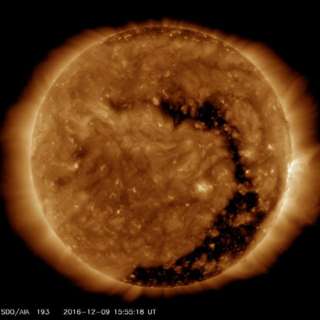 Qué es el inmenso agujero negro que la NASA descubrió en el Sol y qué efectos puede tener