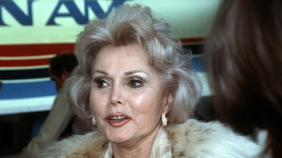 Muere la actriz Zsa Zsa Gabor, leyenda de Hollywood y pionera del "boom" de las celebridades