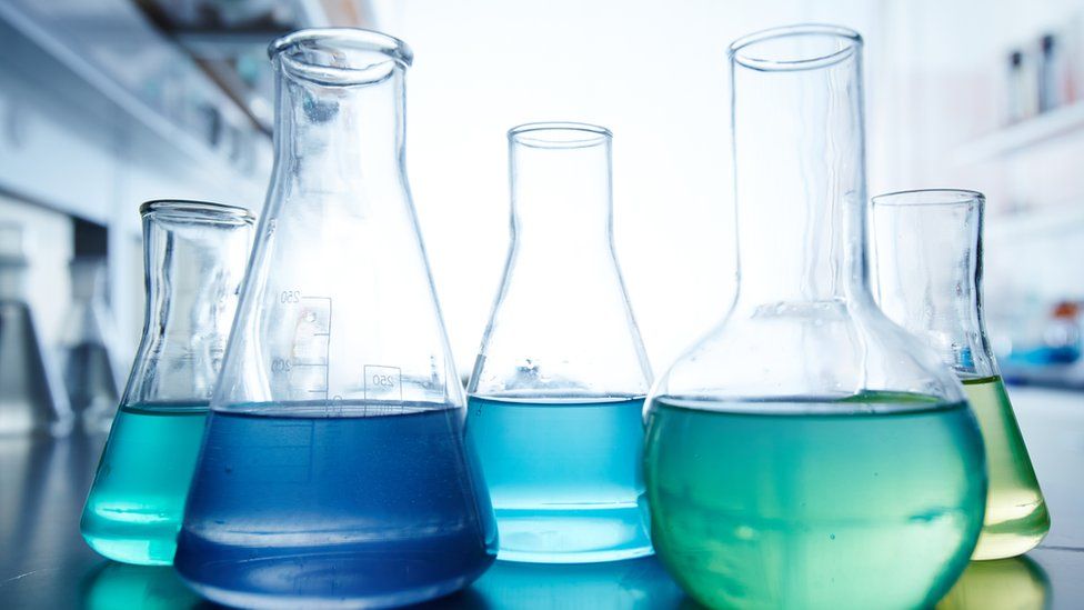 La sustancia usada en experimentos escolares de química que puso en peligro a casi 600 escuelas en Reino Unido