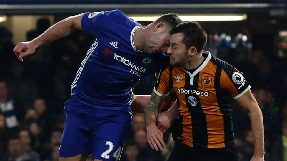 El impactante choque de cabezas que causó la fractura de cráneo del futbolista Ryan Mason en Inglaterra