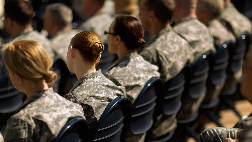El escándalo por los marines de Estados Unidos que compartían fotos de sus colegas desnudas en Facebook provoca una investigación del FBI