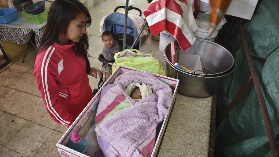 Los posibles riesgos de poner a dormir a los niños en las cajas de cartón que popularizó Finlandia