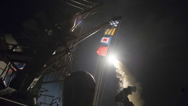 Estados Unidos ataca una base aérea siria con 59 misiles en respuesta "al terrible ataque con armas químicas" del que acusa a Bashar al Asad