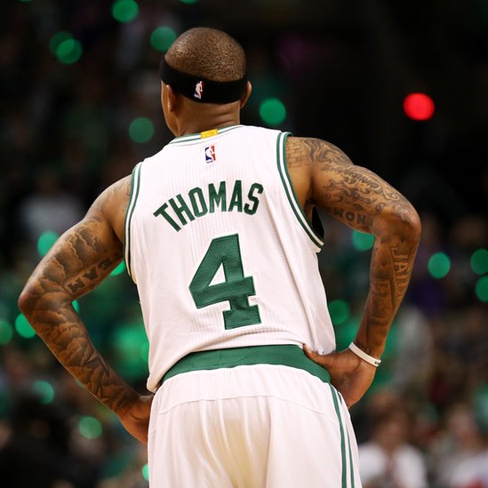 La grandeza de Isaiah Thomas, el jugador más bajo de la NBA que anotó 53 puntos en memoria de su hermana fallecida y tras salir de una operación