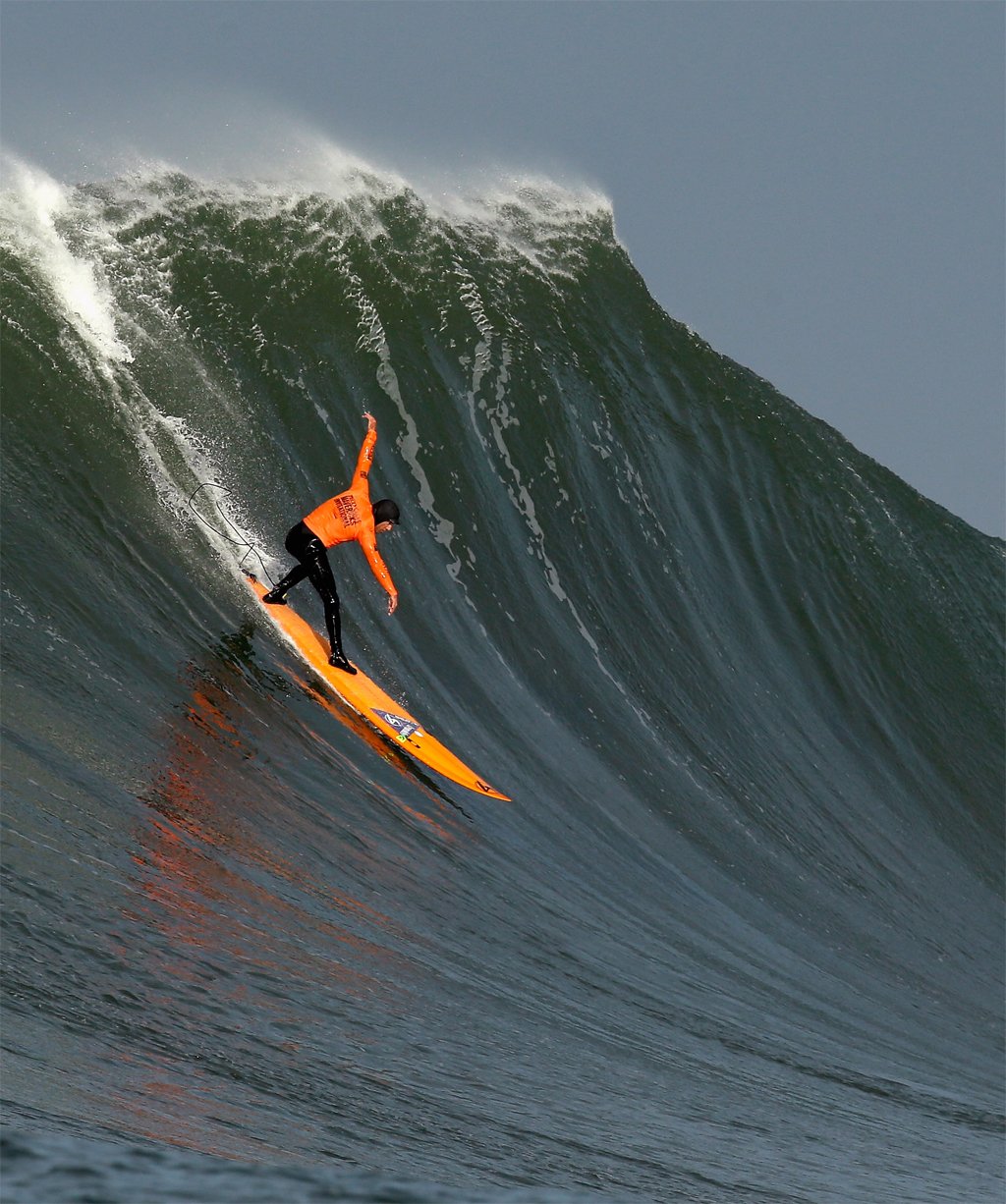 La titánica lucha de las mujeres por surfear las Mavericks, las olas gigantes más peligrosas del mundo