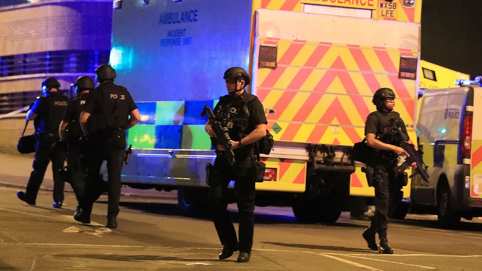 En fotos: escenas de caos tras la explosión que dejó 22 muertos y 59 heridos en un concierto de Ariana Grande en Manchester