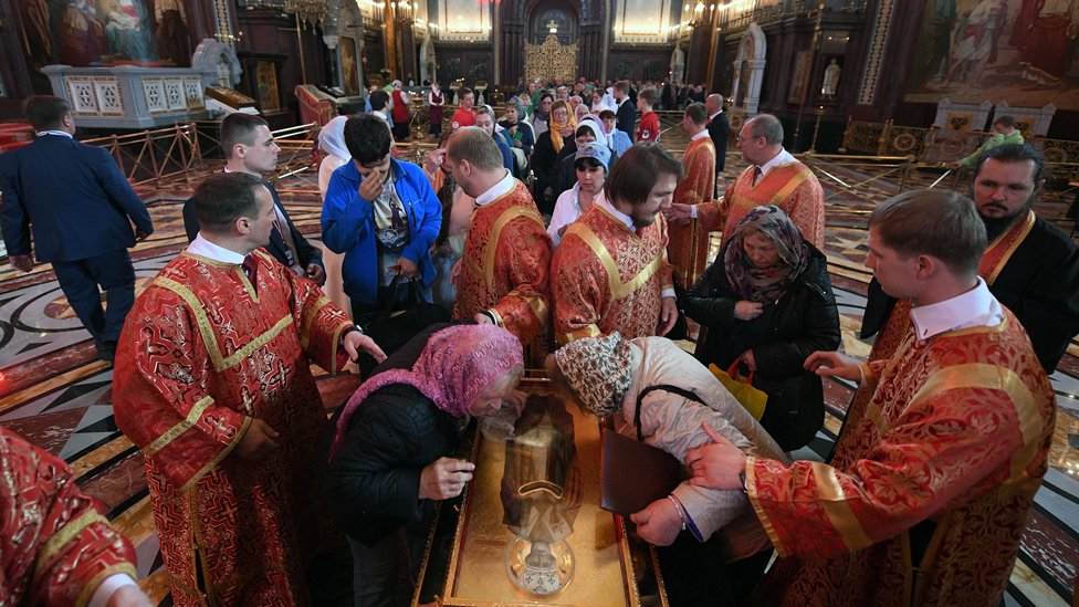 Por qué en Rusia, donde antes se perseguía a los religiosos, ahora se hacen colas para adorar a San Nicolás