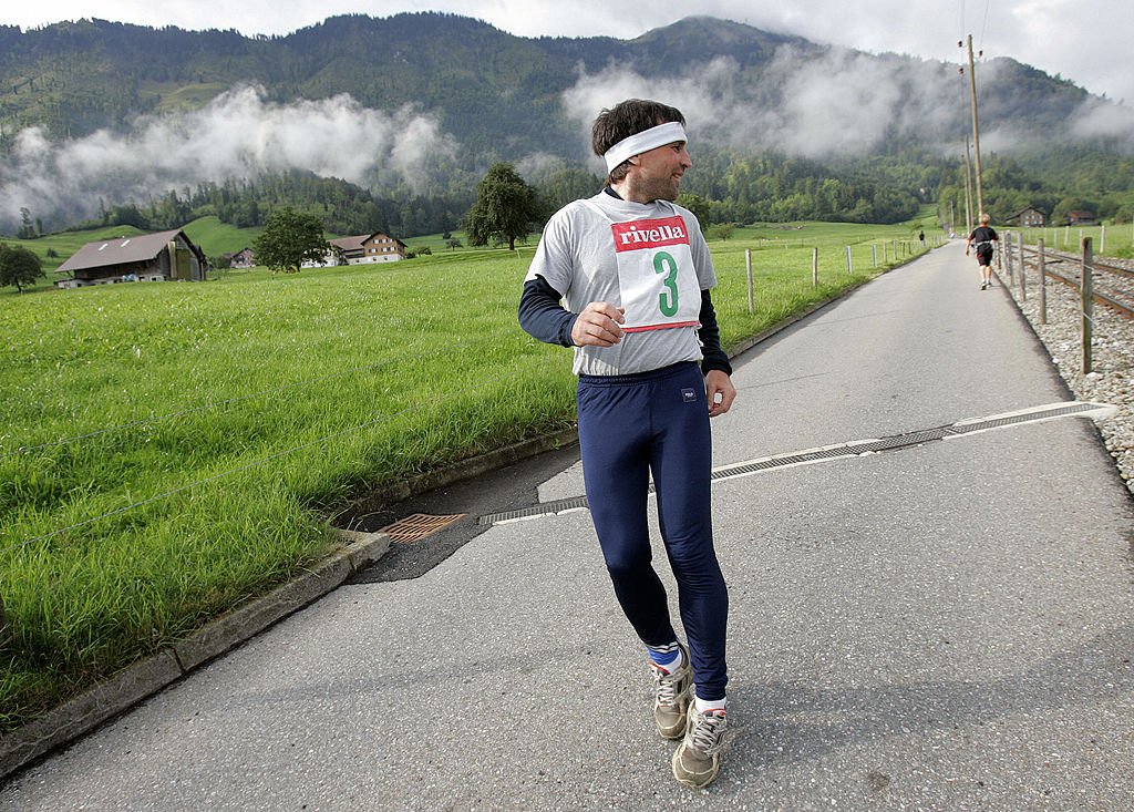 Qué es el 'retrorunning' y cómo correr para atrás te puede ayudar a poner en forma