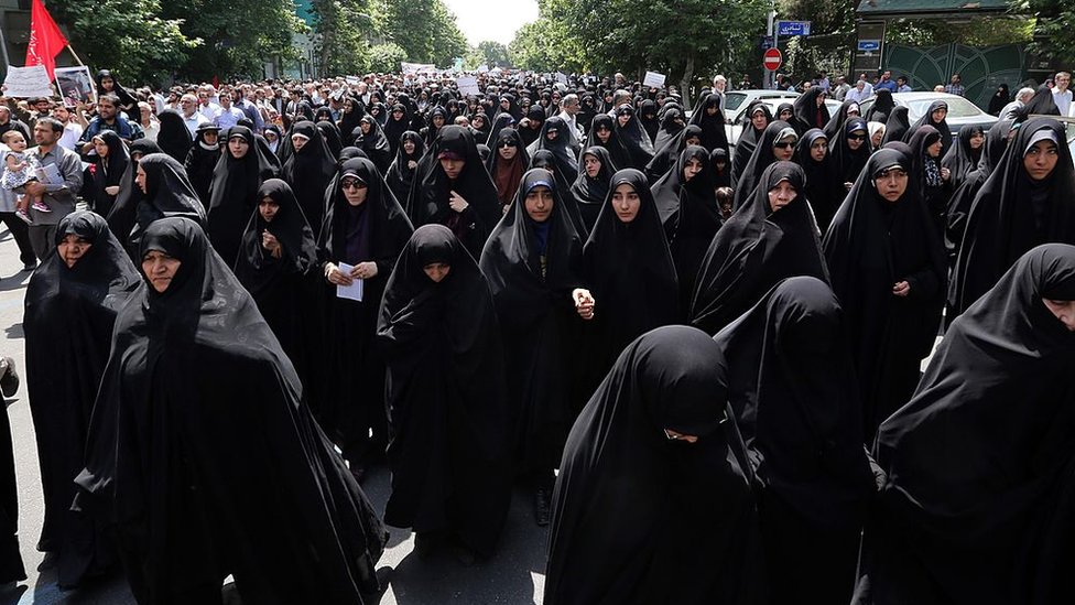 Por qué muchas mujeres iraníes se visten de blanco los miércoles