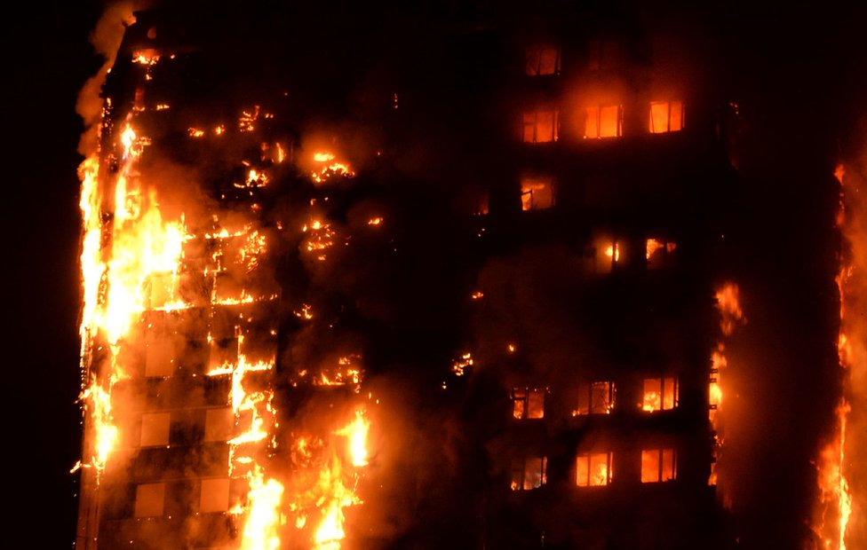 Las fotos del gigantesco incendio que consumió una torre de viviendas en Londres