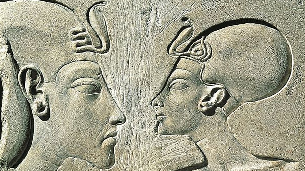 La revolución de Akenatón, el faraón esposo de Nefertiti que eliminó 2.000 deidades de Egipto y declaró al Sol como único dios