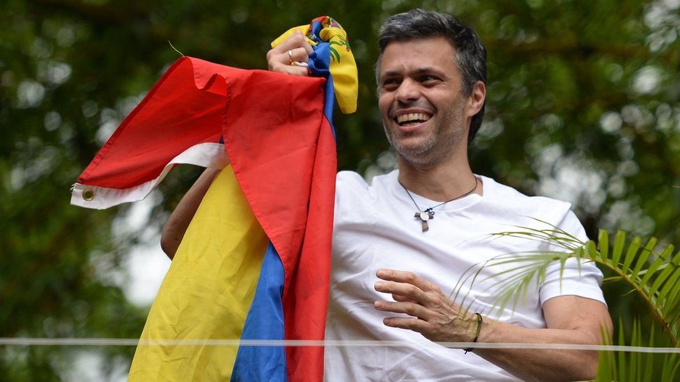 Por qué el líder opositor Leopoldo López sale ahora de la cárcel y queda bajo arresto domiciliario y qué significa para la crisis en Venezuela