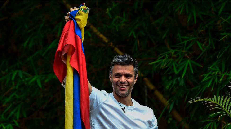 Venezuela: el líder de la oposición Leopoldo López sale de la cárcel y queda bajo arresto domiciliario