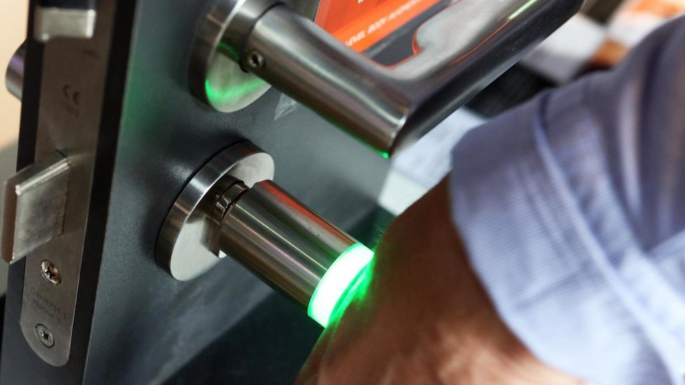 Estos son los riesgos de implantarte un microchip en el cuerpo (probablemente no son los que piensas)
