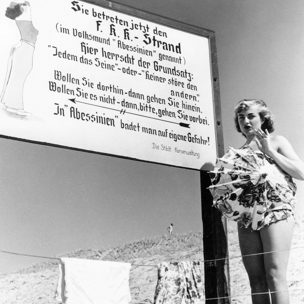 Ni los nazis, ni los comunistas, ni la Segunda Guerra Mundial pudieron frenarlos: la desconocida historia de los nudistas alemanes