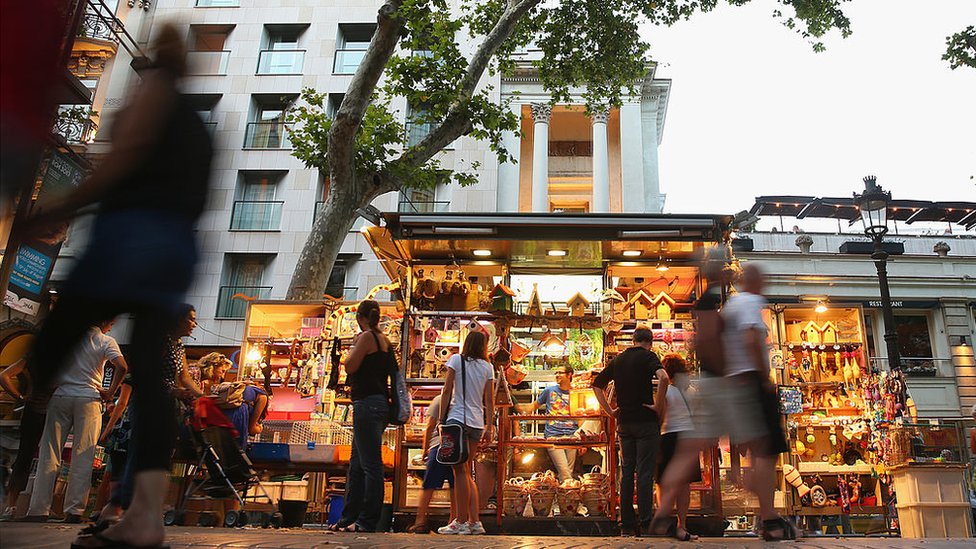Así son Las Ramblas, el corazón y el paseo más emblemático de Barcelona en el que un ataque dejó al menos 13 muertos