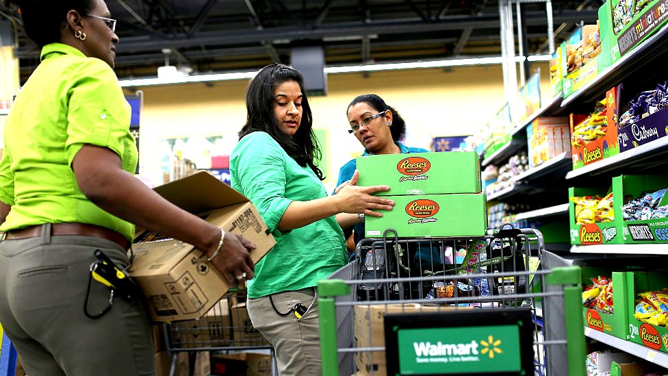Guerra de gigantes: las compras digitales con voz con las que Google y Walmart quieren competir contra Amazon