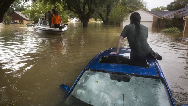 Cómo el inusual recorrido de Harvey, que se quedó estancado y tocó tierra 2 veces, agravó las inundaciones en Houston
