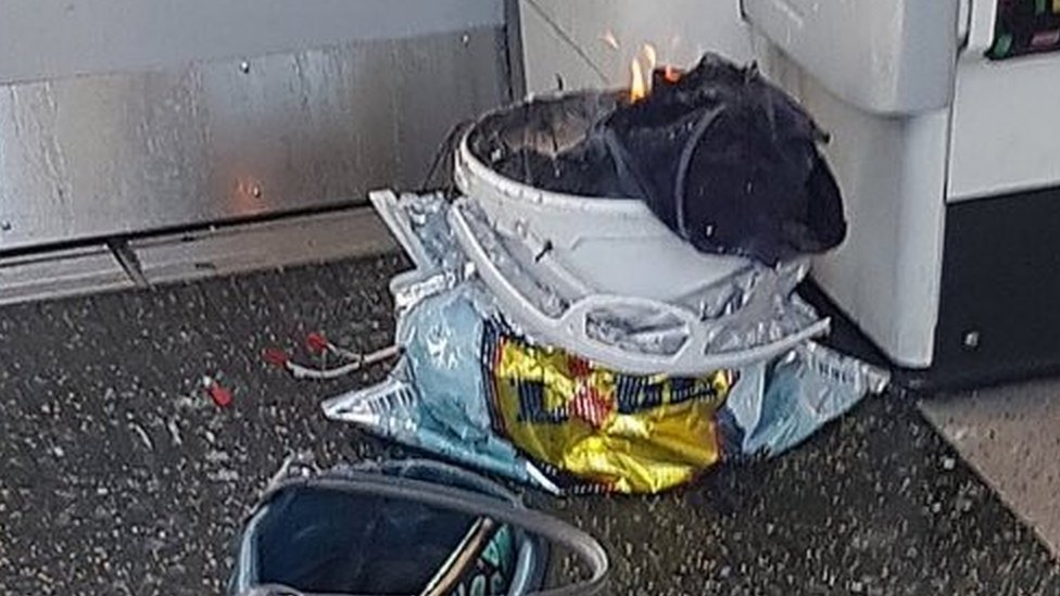 Un balde y luces de Navidad: el artefacto casero del metro de Londres que no explotó como estaba previsto, evitándose una masacre