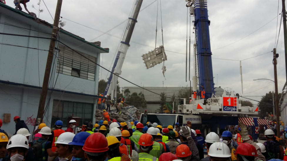 Terremoto en México: por qué la historia del edificio que se desplomó en tres segundos revivió el fantasma de las costureras muertas en el sismo de 1985